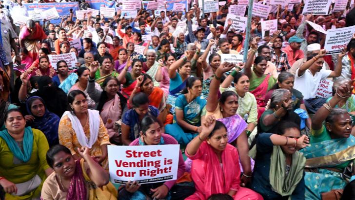 https://www.salarnews.in/public/uploads/images/newsimages/maannewsimage08072026_224620_Street vendors protest.jpg